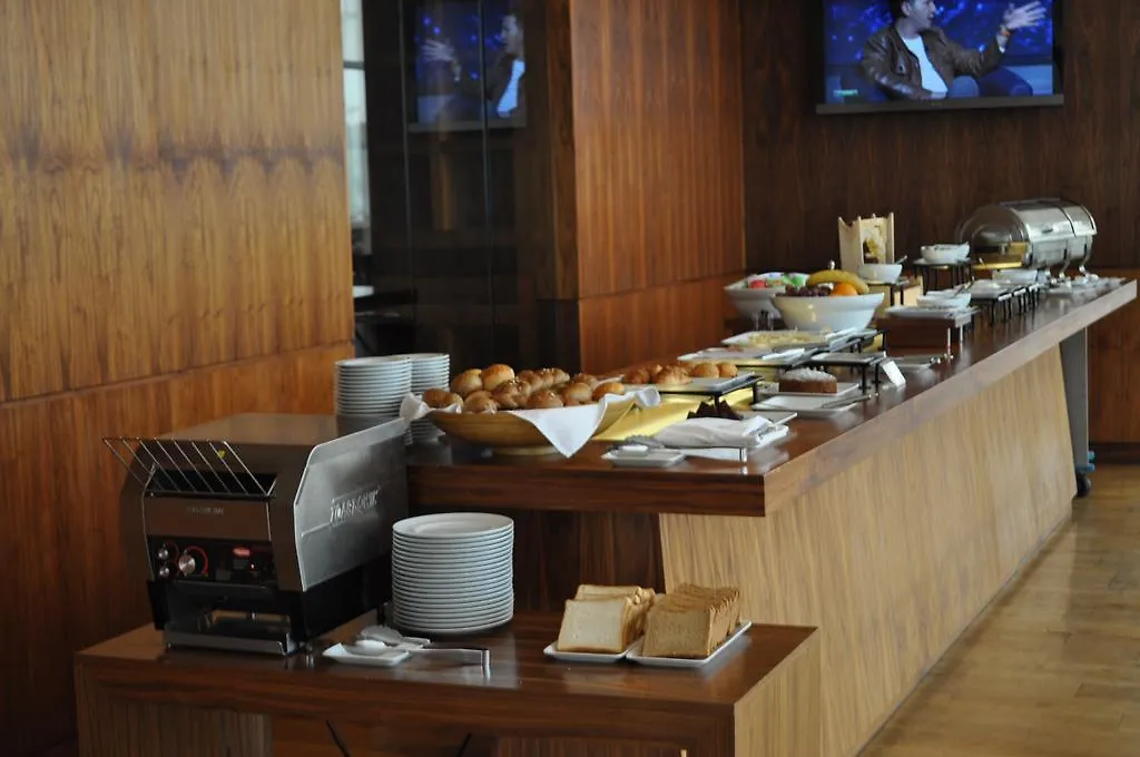 Landmark Hotel באקו 5*,